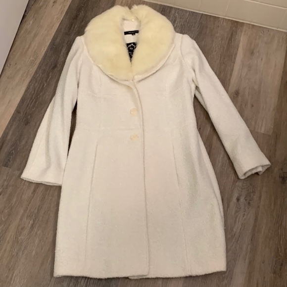 Jackets & Blazers - NWOT Sienna Studio White Coat with Removable Faux Fur Collar.